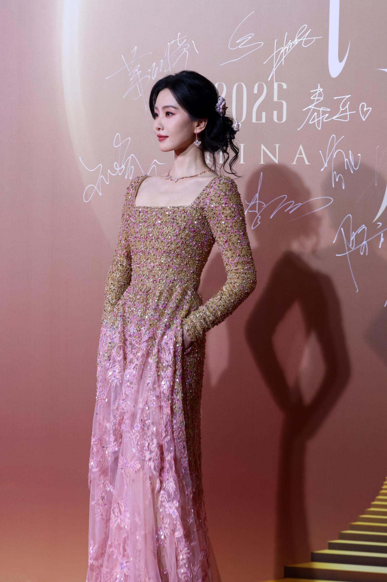 刘诗诗抹胸连身礼服露背现场生图照[2]